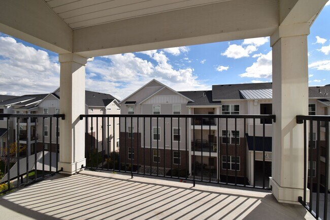 Building Photo - Bright Top Floor Condo with Tennis court, Pool, and Clubhouse