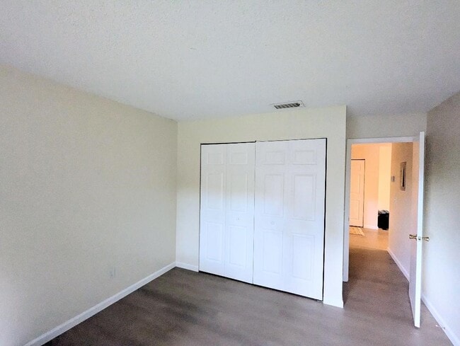 Building Photo - 662 Kenwick Cir