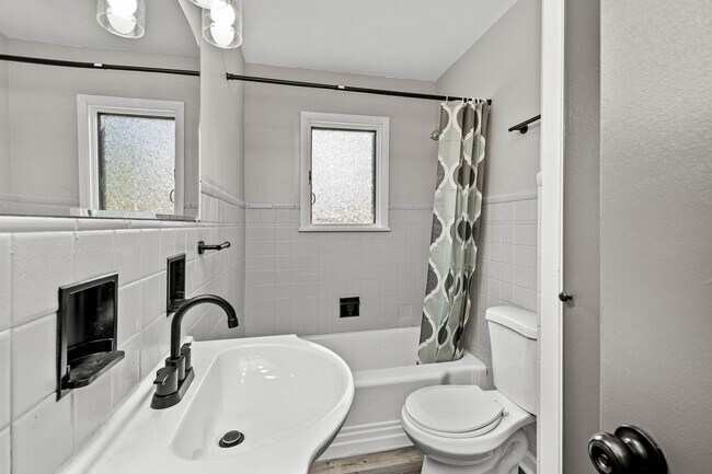Foto del edificio - 2 Bedroom House in Aliquippa Available on ...