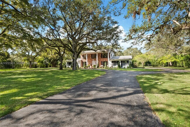 Foto del edificio - 10700 Old Cutler Rd