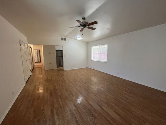 Building Photo - Fremont detached home is perfect location ...