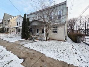 Building Photo - 168 W River St