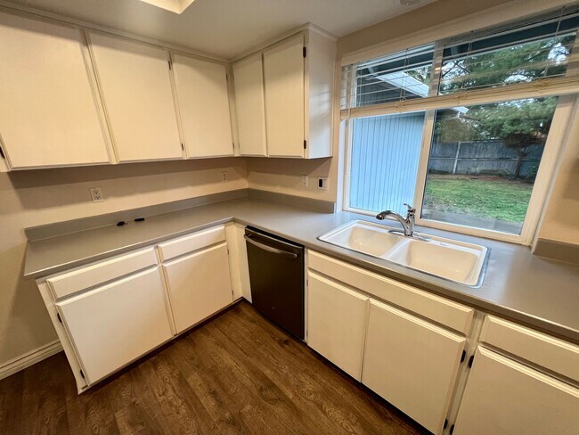 Building Photo - 2982 Stonebrook Dr