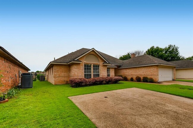 Building Photo - 5930 River Bend Dr