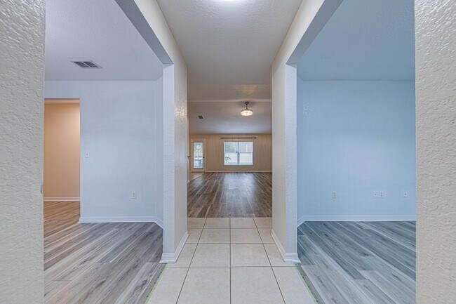 Building Photo - 1176 Lake Pl Ct