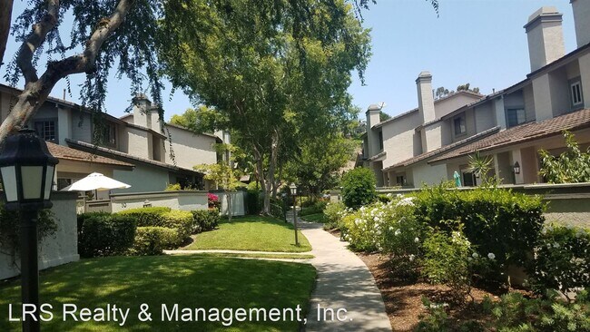 Building Photo - 3 br, 2.5 bath House - 16 Starshine #11