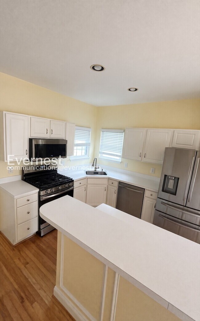 Building Photo - 4 Bed/3 Bath Town Home with Garage / Pet-Friendly / Available Soon!