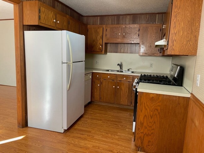 Building Photo - 1901