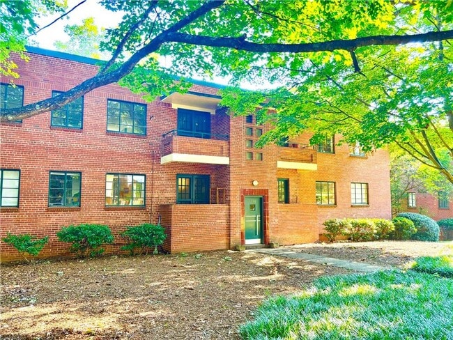 Building Photo - 1380 Chalmette Dr NE