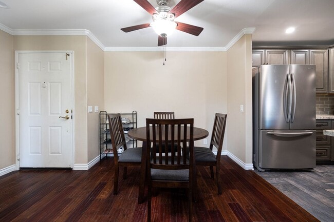 Building Photo - Top Floor Furnished 2 Bedroom Home Near SD...
