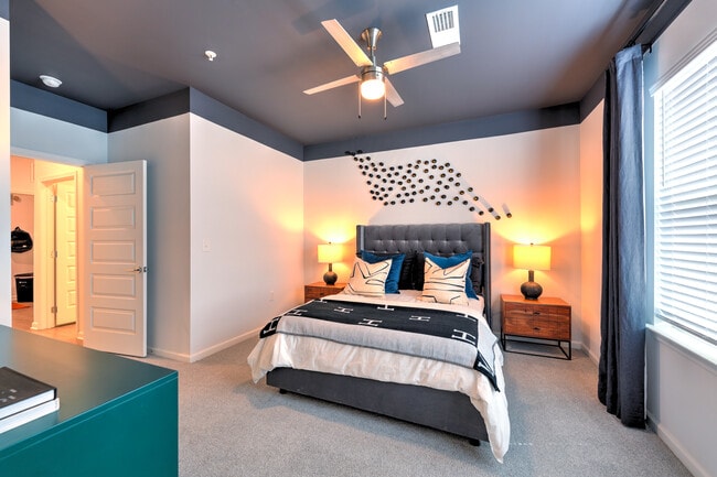 Building Photo - Oasis at Heritage