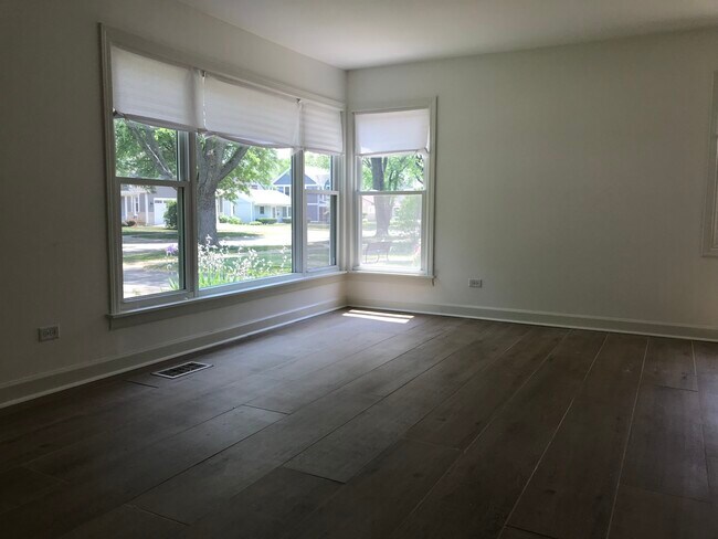 Building Photo - 1010 N Douglas Ave