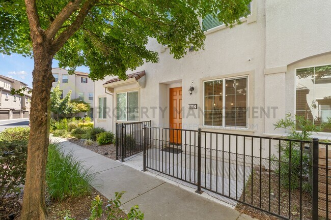 Foto del edificio - For Rent: Stylish 3-Bedroom Townhouse with...