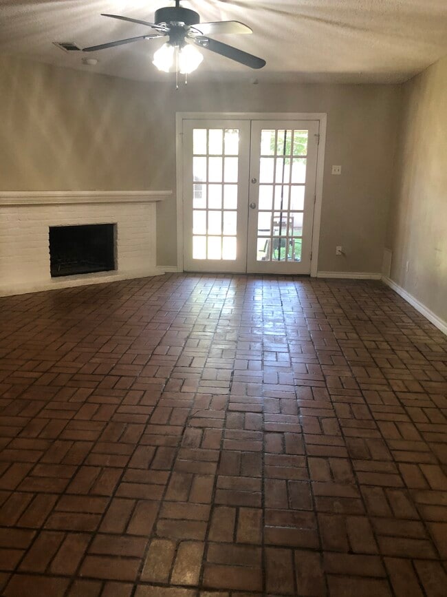 Living - 7624 Thistle Ln