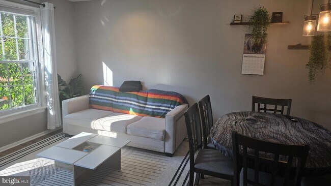 Foto del edificio - 6628 Ducketts Ln