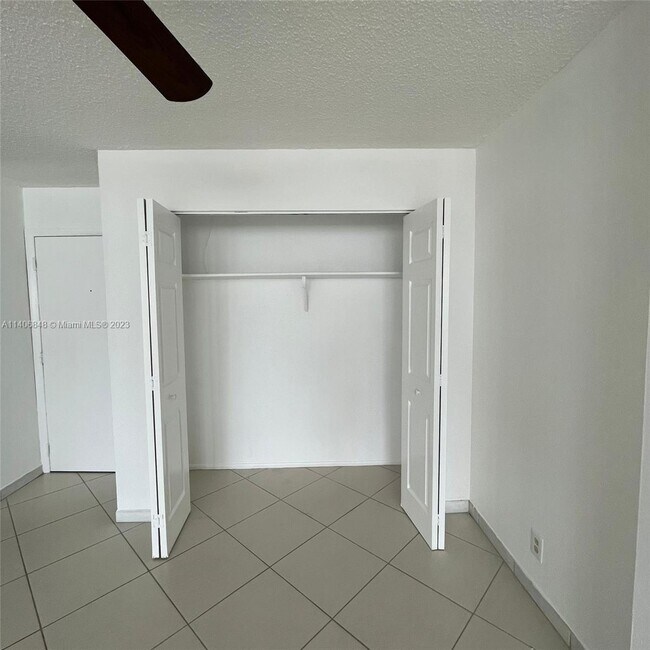 Foto del edificio - 6770 Indian Creek Dr