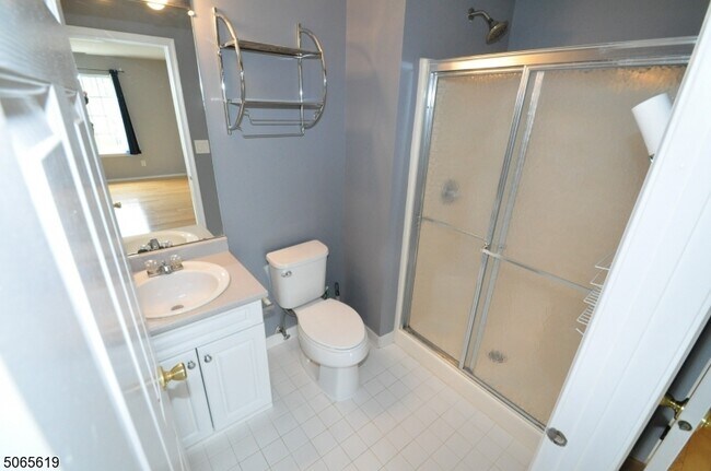 Building Photo - 121 Village Dr