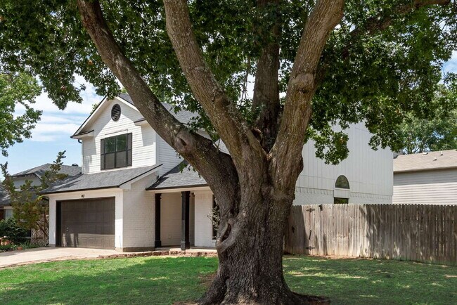Foto del edificio - Updated Two-Story Home with Pool – Minutes from Lake Grapevine!