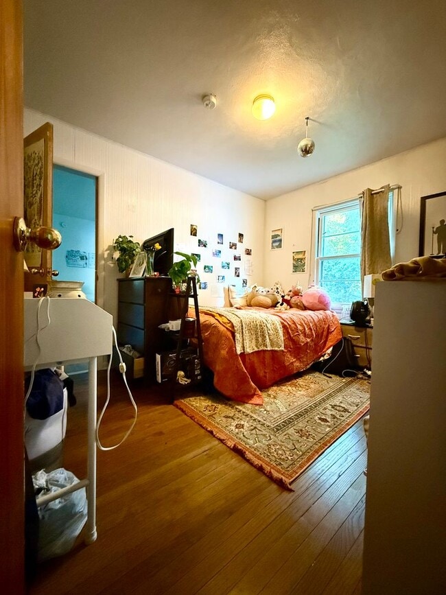 Building Photo - 4 Bedroom Home Avail August 2026!  Monthly...