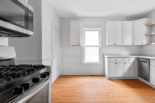 Building Photo - 390 Huron Ave