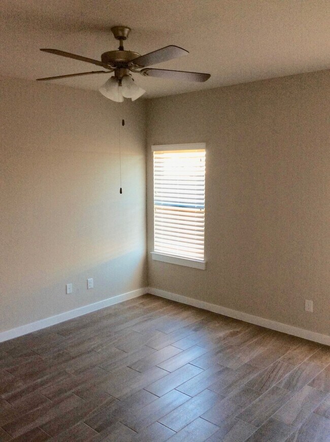 Foto del edificio - LUXURY TOWNHOME LOCATED IN PECAN PARK, BASTROP, TEXAS!