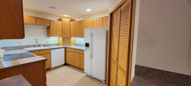 Building Photo - Redmond Bridle Trails One bedroom!