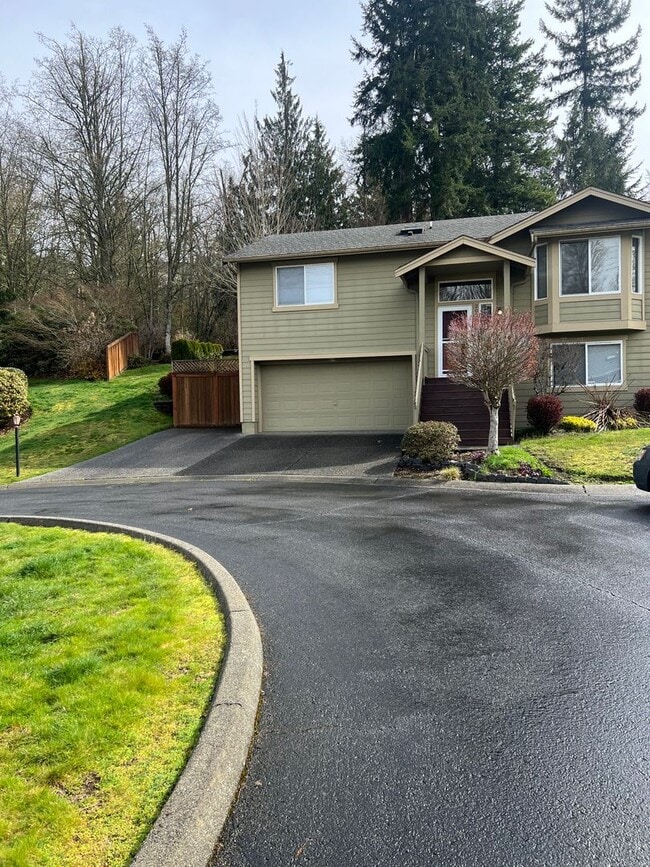 Building Photo - Three Bedroom Split Level Home in Lake Ste...