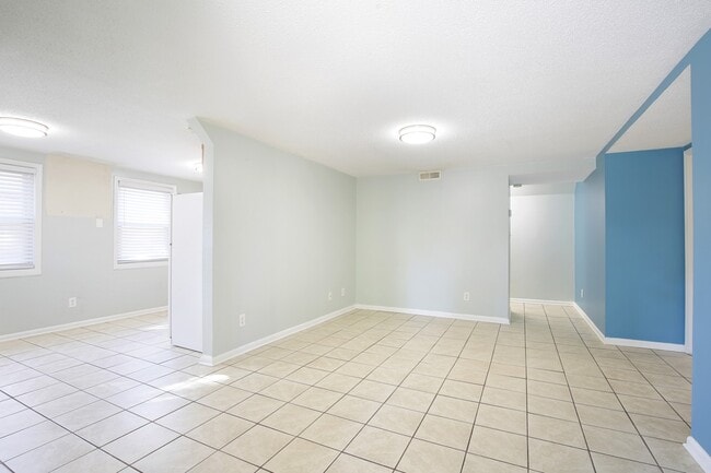 Building Photo - 1006 S 5th Street