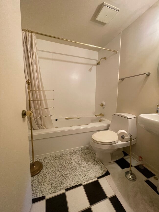 Building Photo - 4626 Arthur Ave