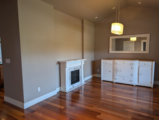 Building Photo - 203 Dalan Pl