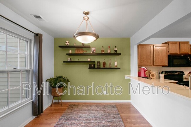 Foto del edificio - 3302 Selwyn Farms Ln