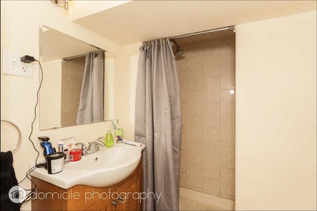 Building Photo - 3 bedroom in Chicago IL 60647