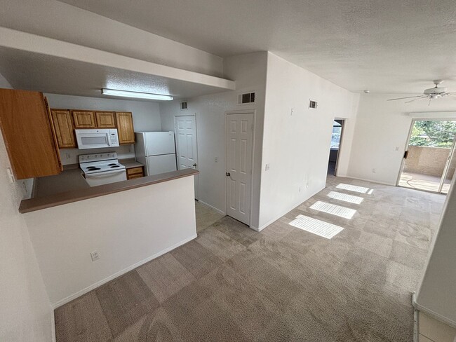 Building Photo - Lovely 1BED/ 1 BATH, 2nd Floor Apartment s...