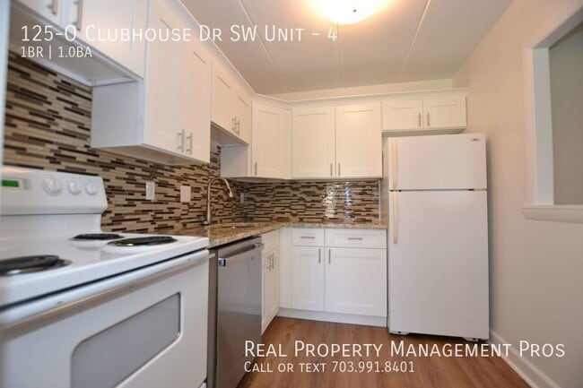 Building Photo - 125-O Clubhouse Dr SW Unit-4