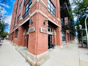 Building Photo - 1250 W Van Buren St