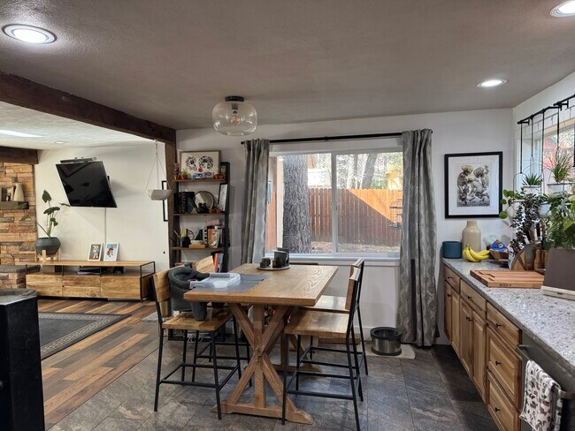 Foto del edificio - 270 Spruce Ln