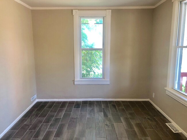 Building Photo - Charming 2 Bedroom on 15th Street!!