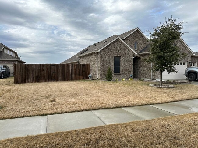 Building Photo - Modern Elegance in a Prime Location!