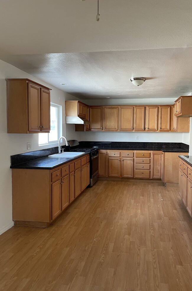 Building Photo - 9348 Cedar St