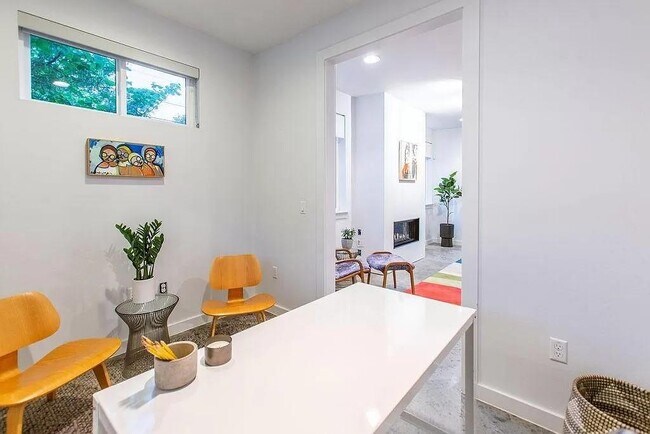Foto del edificio - 4111 Spicewood Springs Rd