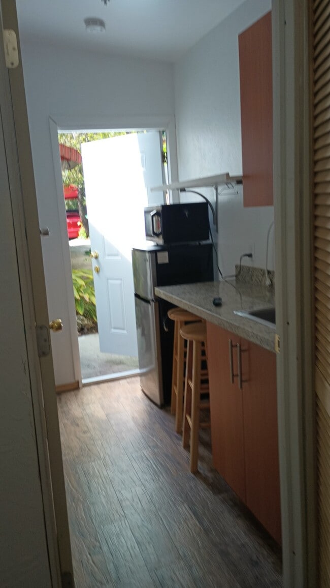 PASILLO - 2364 SW 11th St