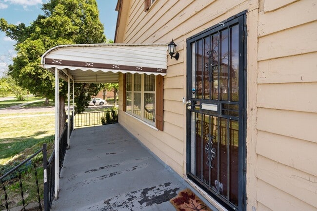 Building Photo - 18511 Margareta St