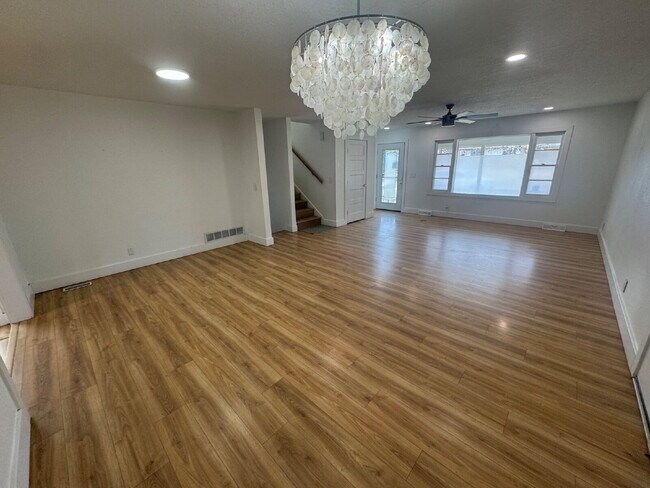 Building Photo - 1014 S Rosalie Ave