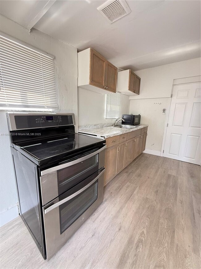 Foto del edificio - 2460 NW 61st St