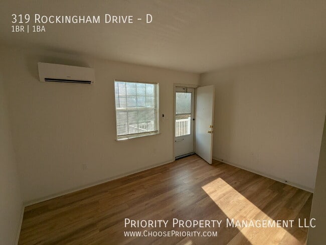 Foto del edificio - 319 Rockingham Dr