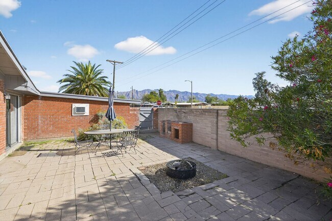 Foto del edificio - 2272 E Blacklidge Dr
