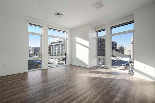 Building Photo - 839 Beacon St