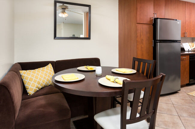 Comedor del apartamento de dos habitaciones - eaves San Dimas Canyon