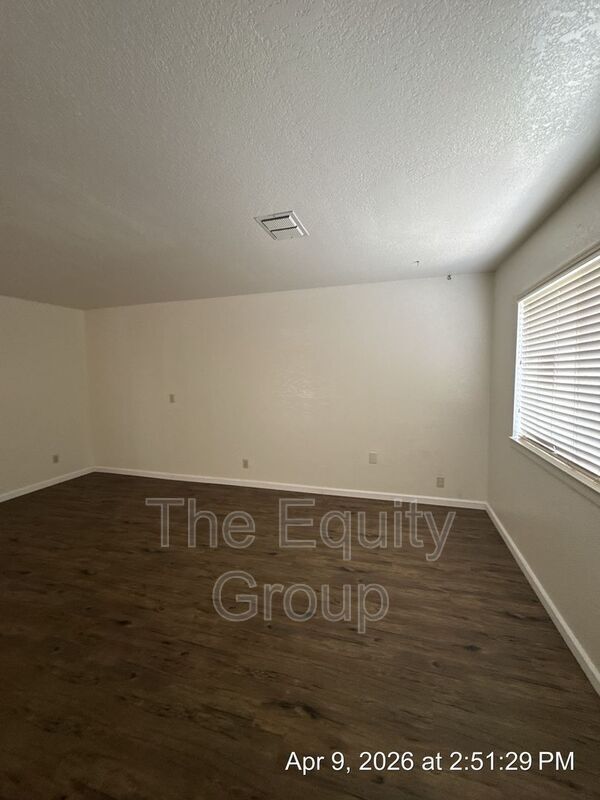 Foto del edificio - 718 W Race Ave