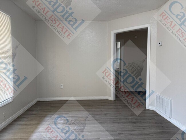 Building Photo - 1117 N Beach Ave